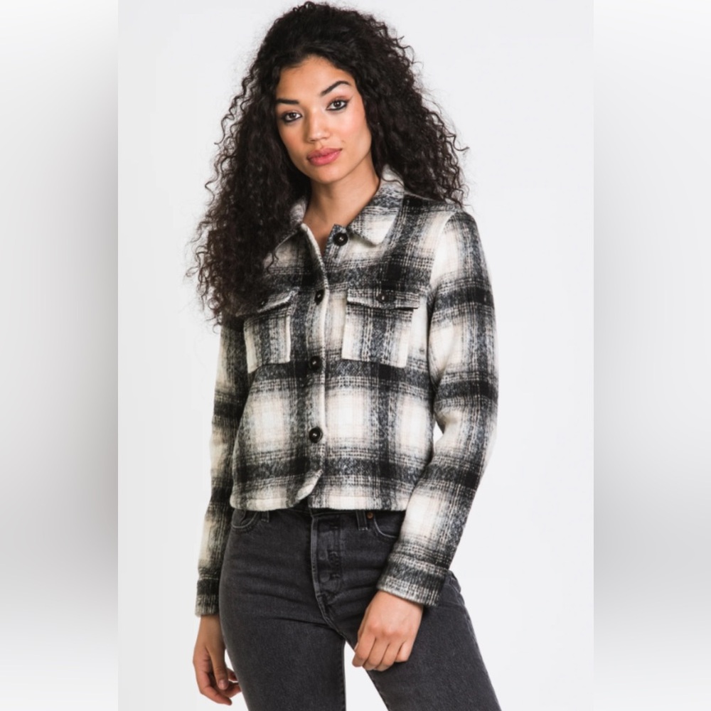 🖤🆕NWOT Only Black and Tan Plaid Cropped Shacket